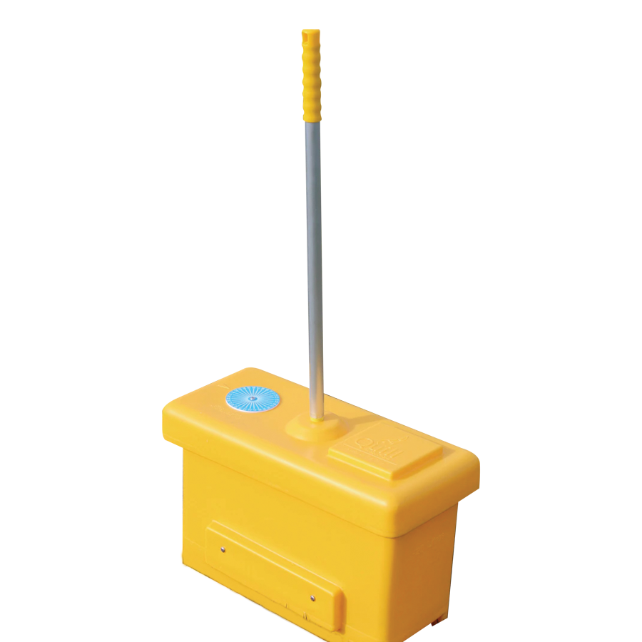 Foot_Dip_with_Handles_&_Brushes_01